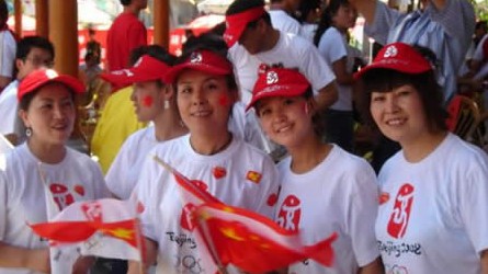 2008奧運火炬在蘭州傳遞，歐米茄中國區(qū)副總裁Carlos先生是第8號火炬手，蘭州巍雅斯員工啦啦隊為奧運加油